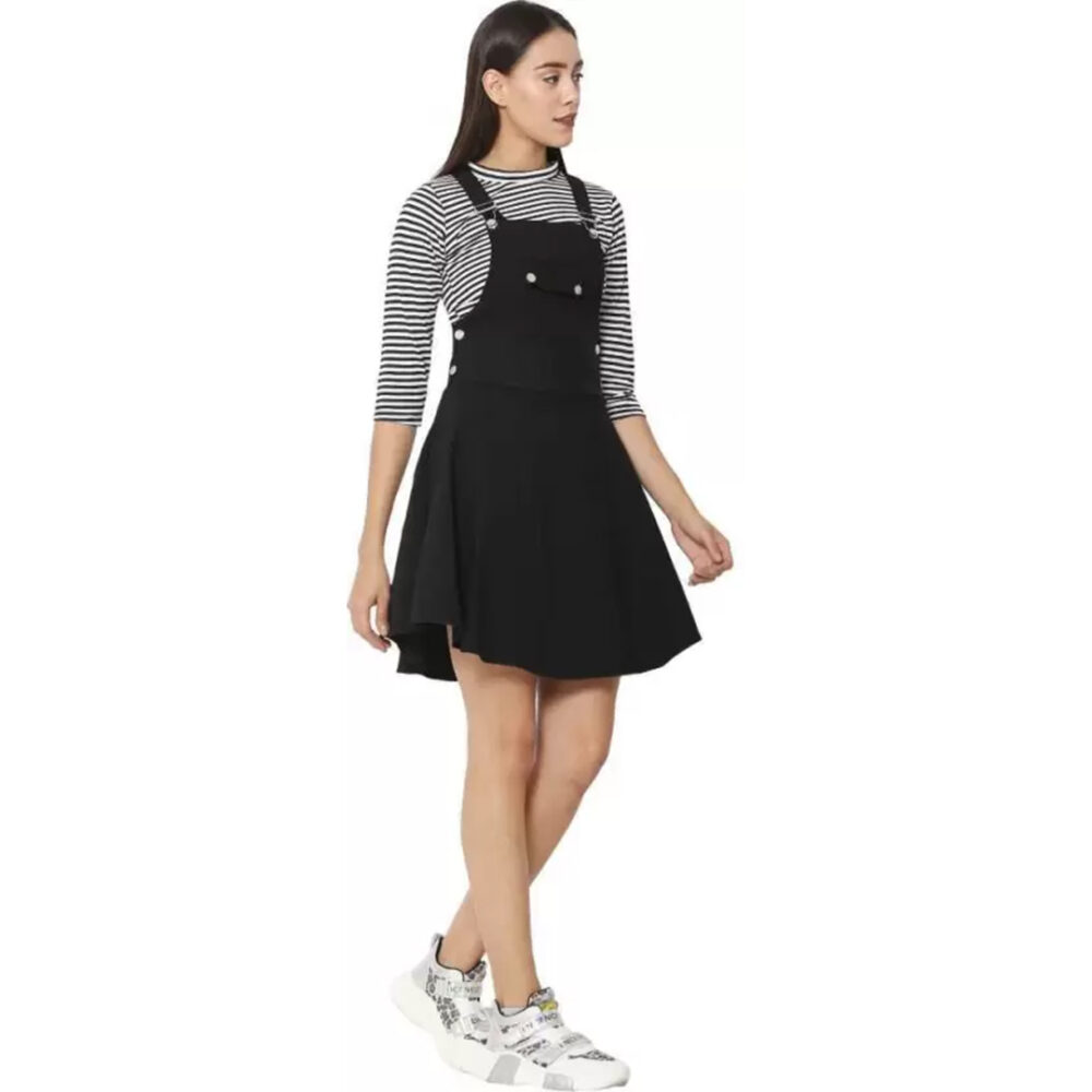 Trendy Women's Black Dungaree Dress With Top - Image 4